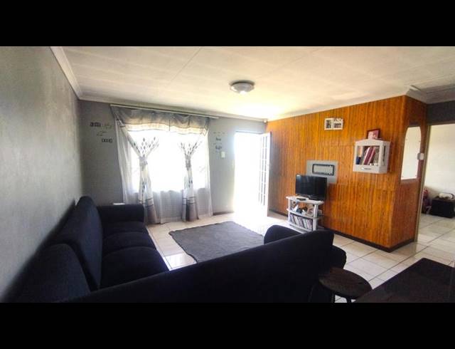 2 BEDROOM TOWNHOUSE FOR SALE IN LINCOLN MEADE